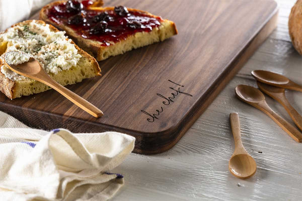 tagliere in legno di noce artigianale con personalizzazione laser che chef