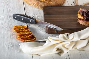tagliere in legno di noce artigianale con poggia coltello